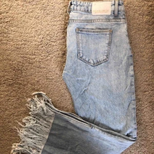  - Snygga sommar/vår jeans! Köpt från Zara i Malmö. Använda 5-7 gånger. Fransarna är lite slitna efter tvätt men inte så att det skadar ”looken”. Skulle påstå att de är ljusare i tyget i verklighet än på bild :) Jag är också lång så ni tänker på det 