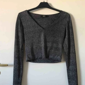  - Glittrig topp som räcker ner till naveln perfekt att använda till lite festligare tillfällen!!