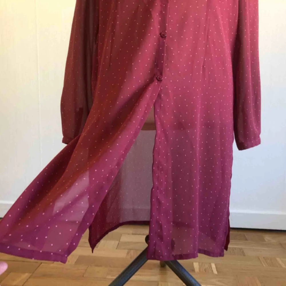 Rosa skjortklänning med ljusrosa prickar.  Längd: 95 cm.  Frakt ingår i priset! . Klänningar.