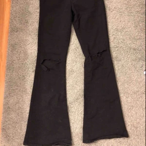  - Nästan helt oanvända svarta bootcut byxor från BikBok, storlek S och har hål på knäna. Nypris:599kr  Köparen står för frakten!