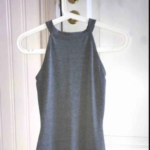  - Fin festklänning i grått☺️☺️ inga fläckar, inget trasigt. Sitter tight