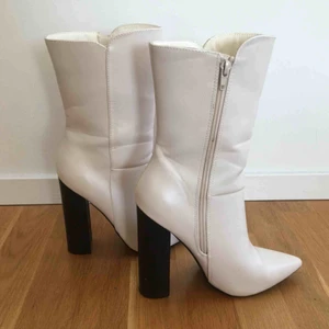  - Endast använda 1 gång, klacken är 13 cm, konstläder! Har du möjlighet att mötas upp i Stockholm innerstad har du förtur 🌟