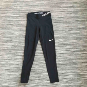  - Helt oanvända tights från Nike PRO. Väldigt sköna tights, säljer pga att de var för små för mig. 
