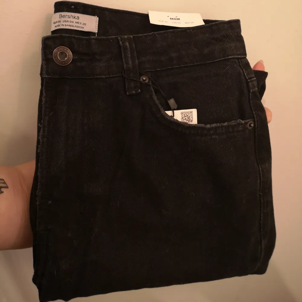 Helt nya svarta mom jeans från Bershka. Endast testade! Möts upp i Kalmar eller fraktar mot avgift. . Jeans & Byxor.