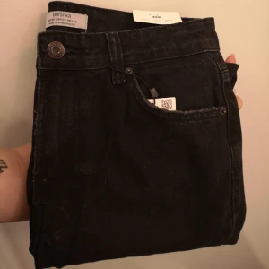  - Helt nya svarta mom jeans från Bershka. Endast testade! Möts upp i Kalmar eller fraktar mot avgift. 