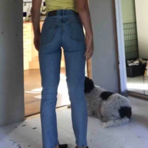  - Mom jeans från monki, sparsamt använda men säljes pga de ej passar längre. 