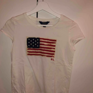  - En Ralph lauren tröja väl använd men i bra skick me inga defekter köpt för 600kr