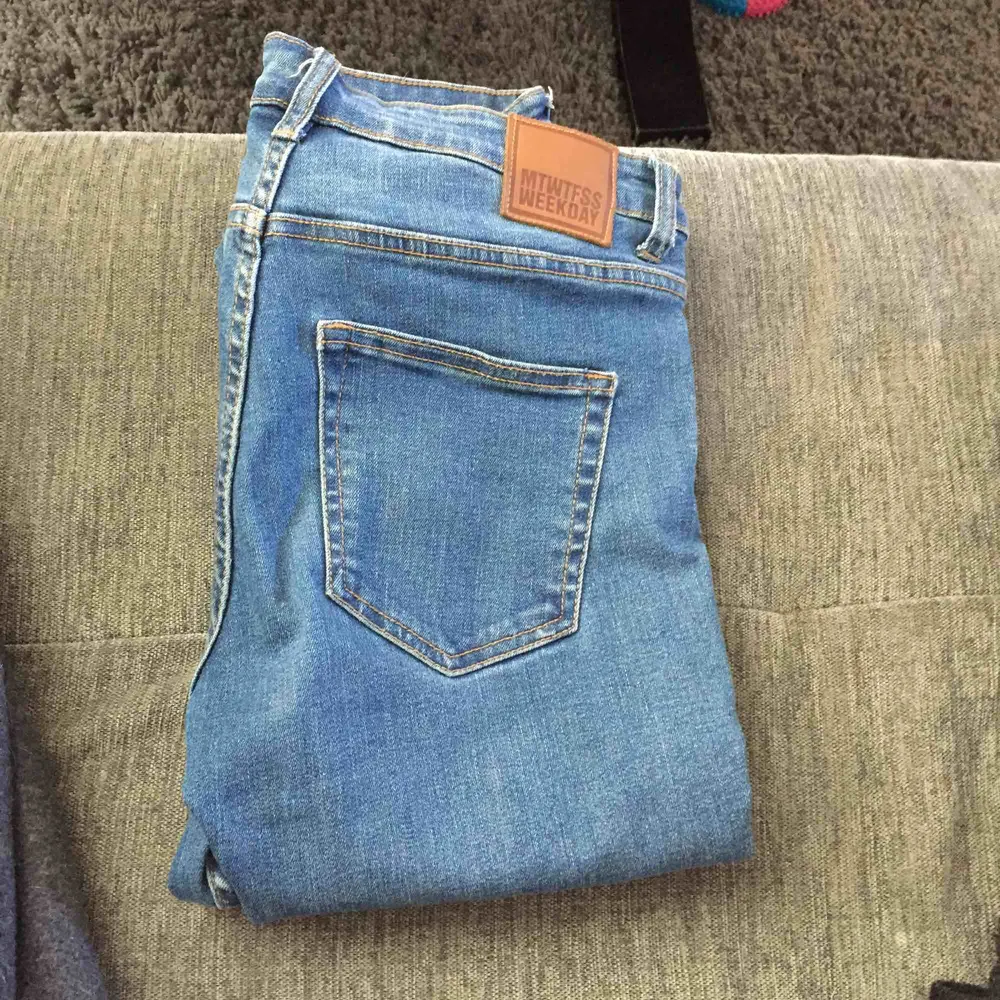 Vintage jeans från weekday. Ca 4 år gamla som tyvärr har blivit för korta för mig. Byxorna sitter skitsnyggt runt midjan och rumpan.. Jeans & Byxor.