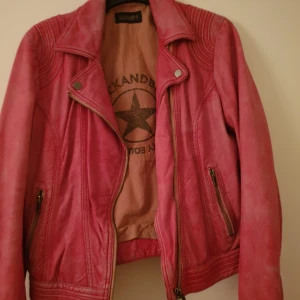  - Superfin jacka från Rock & Blue. Använd ett fåtal gånger och i fint skick. Pris kan diskuteras. Passar en S-M. 