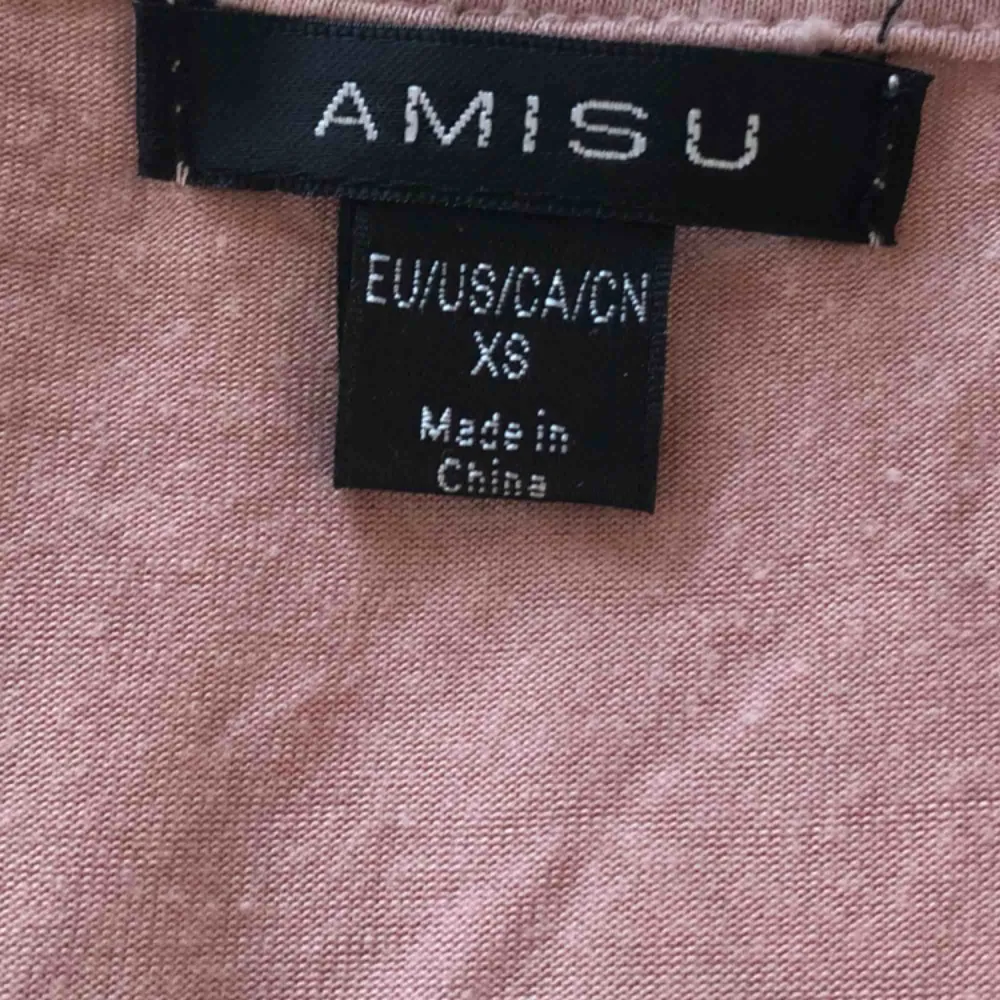 Snygg rosa tröja med spets från NEW YORKER.   Kan mötas i Bålsta eller frakta. Tar endast emot Swish.  Kunden står för den eventuella frakten. . Tröjor & Koftor.