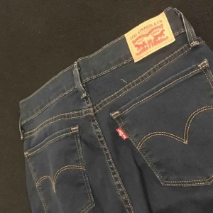  - Mörkblåa Jeans från Levis ! Det är modellen ” 710 super skinny” i storlek 26. Byxorna är använda fåtal gånger och i bra skick! Säljs då jag har två par!  Kontakt: 0732500530(nås på sms) Teamarkholm@gmail.com  Köparen står för frakten!