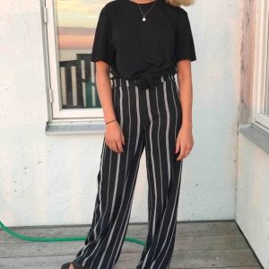  - Randiga byxor från bershka, sjukt sköna och snygga!