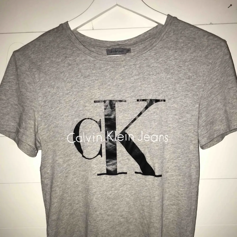 Snygg grå t-shirt från Calvin Klein . T-shirts.
