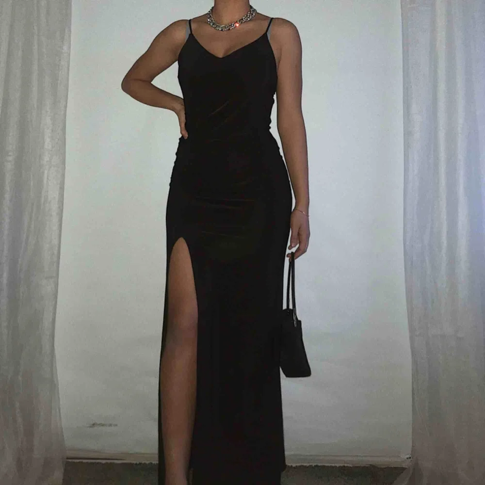 THE slinky black dress 🖤 Aldrig använd. Frakt 35kr (väska även till salu). Klänningar.