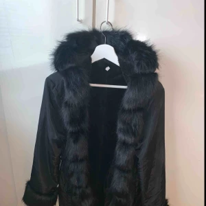  - Fake pälsjacka, fick den i present men det är inte riktigt min stil. Nypris 1000kr 