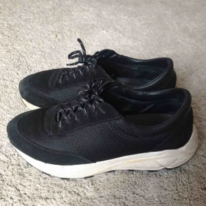  - Sneakers med hög komfort från skandinaviska herrmärket Our Legacy. En av de mest bekväma par skorna jag ägt och riktigt bra kvalité på dessa med mocka detaljer och läderinnersula osv. Inga byten. 9/10 condition, knappt använda