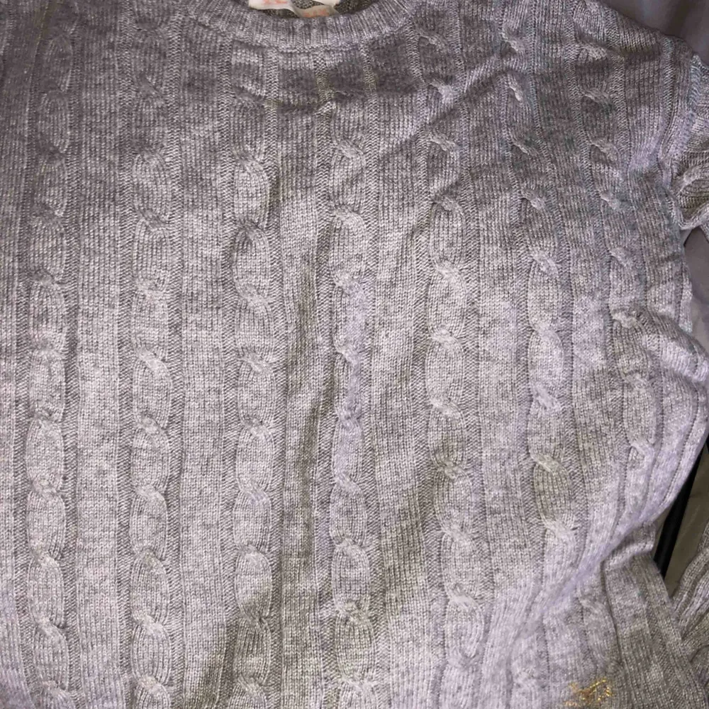 En Holly & whyte stickad tröja, använd fåtal gånger + frakt. Tröjor & Koftor.