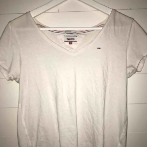  - Vit t-shirt från Hilfiger