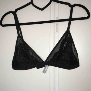  - Nästan helt oanvänd bralette i spets, endast testat den en gång och tvättat den. 
