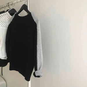  - oanvänd, fint sittande offshoulder tröja från NAKD. Tröjan är från Linn Ahlborgs kläkollektion. på lappen står det XS men tycker själv den mera är en S