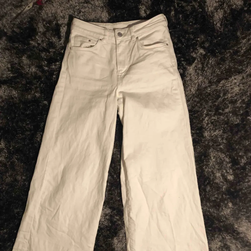 vita culottes/jeans med slitningar nedtill från h&m! helt fläckfria o sparsamt använda. w26, så jag skulle säga att de passar S och liten M då det finns lite stretch i dem! 💜FRI FRAKT💜. Jeans & Byxor.