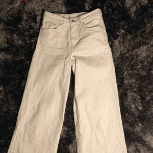 vita culottes/jeans med slitningar nedtill från h&m! helt fläckfria o sparsamt använda. w26, så jag skulle säga att de passar S och liten M då det finns lite stretch i dem! 💜FRI FRAKT💜