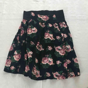  - Blommig kjol från Indiska. Jättefin till våren och sommaren.