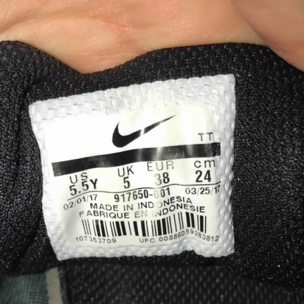 Ett par svarta Nike air i storlek 38 och toppskick. Fråga gärna om fler bilder om du känner för det. Köparen står för frakt🥰. Skor.