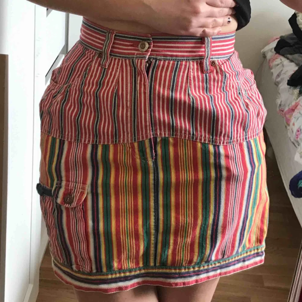 Jättesöt kjol i glada och tydliga färger, Perfekt för sommaren, storlek 40 men passar mer som 36 eller 38, söta detaljer så som små fickor och en liten patch på rumpan, Älskar den men måste tyvärr sälja pga att den aldrig kommer till användning :( . Kjolar.