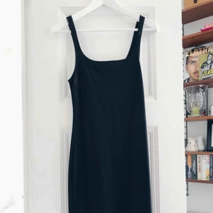  - Svart tajt midi-klänning från Zara. Skickas mot frakt eller möts upp i centrala Stockholm.