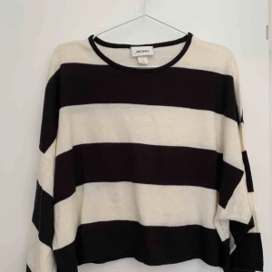  - Oversized finstickad tröja. Svart och vitrandig.   Köparen står för porto. 