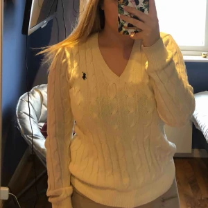  - Äkta ralph lauren stickad tröja. V-ringad. Knappt använd