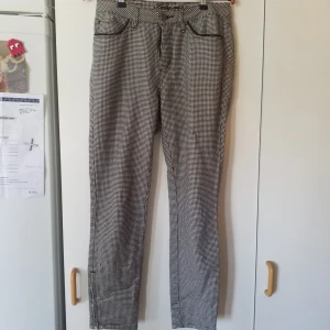  - Smårutiga ankeljeans 