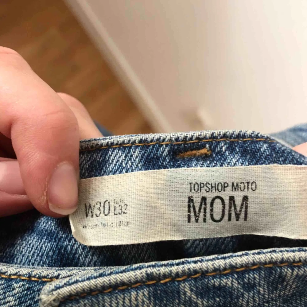Hade vart mina favvojeans om de inte var lite för stora för mig. Perfekt mom-jeans från Topshop.  Kan mötas upp i Göteborg eller frakta!. Jeans & Byxor.