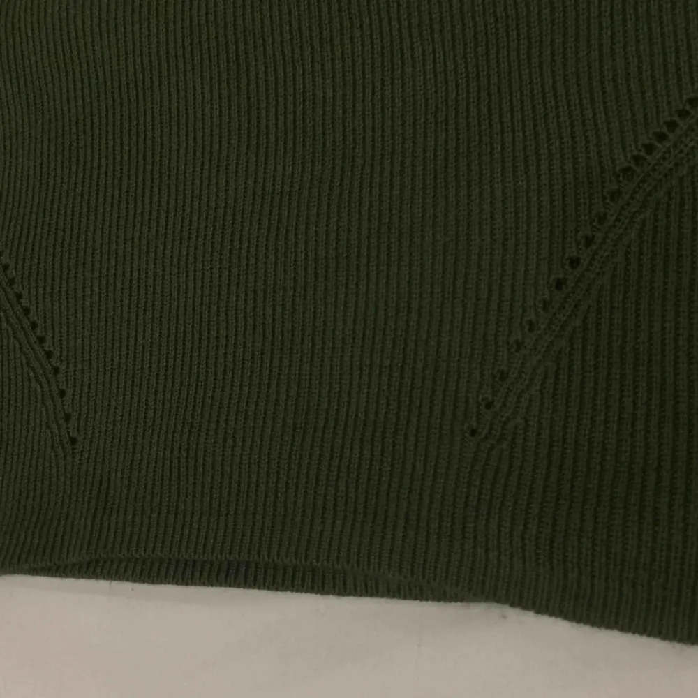 Snygg tröja i mörk olivgrön färg. Den sitter snyggt på kroppen. Materialet är riktigt skönt. . Tröjor & Koftor.