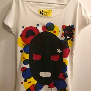  - Använd och tvättad en gång. En oversize tee, skulle säga som en medium., skicka pm om ni vill veta mer. 2:- plus frakt 18:- =20:- totalt 