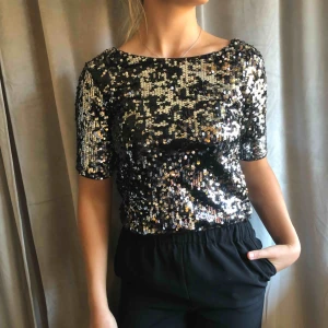  - Glittertopp från bikbok med öppen rygg. Köparen står för frakten!