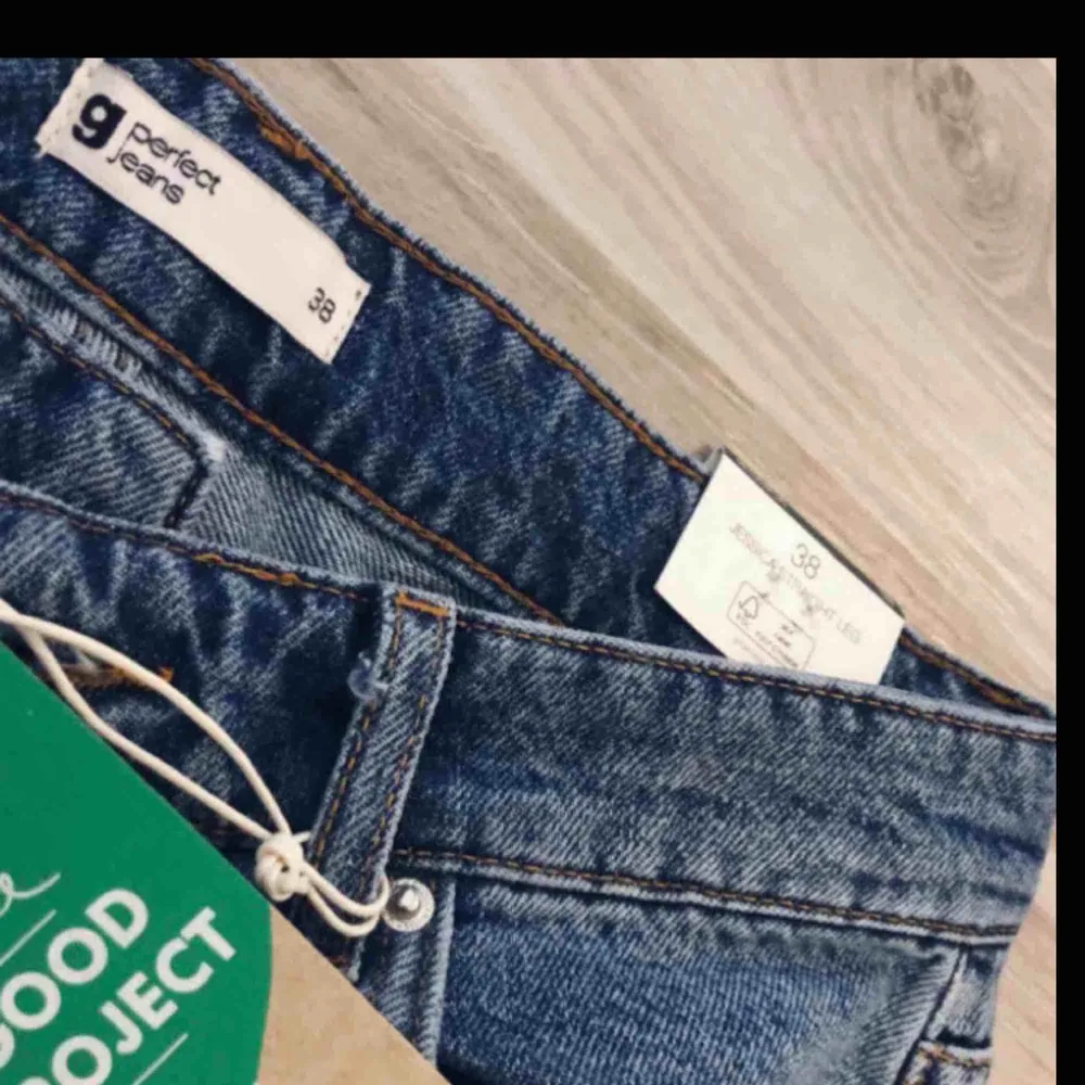 Super trendiga jeans. Säljes pga för stora. . Jeans & Byxor.