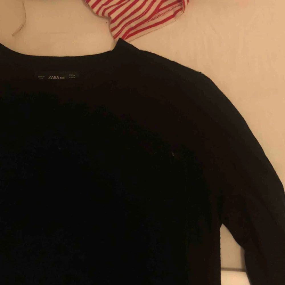 Snygg svart stickad långarmad tröja 😍 Köparen står för frakten💞. Tröjor & Koftor.