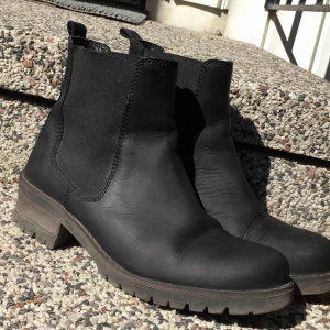  - svarta boots i storlek 38. använda men inte trasiga på något sätt. de blev precis nyputsade