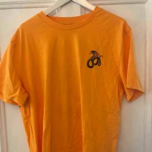 Oanvänd orange t-shirt i storlek L. Hämtas i Göteborg, fraktar inte!!