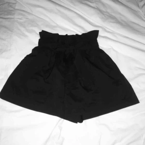  - Snygga svarta shorts med bälte. Super sköna och bekväma. Passar även S. Har du några frågor eller vill ha fler bilder är det basa att skriva till mig 😊 Frakt betalar köparen.