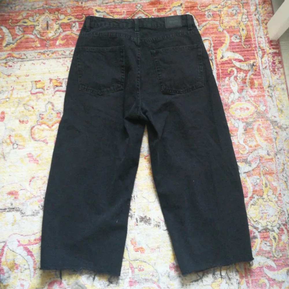 Grå/svarta culottes från bershka i storleken 38! Grymt snygga endast använda 1 gång! Bra o tjock jeans material. Straightleg / mom-jeans . Jeans & Byxor.