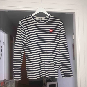  - Blå och vitrandig tröja från CDG i fint skick❤️ passar dig som är S/M säljes pga ingen användning av den längre🌟 köparen står för frakten