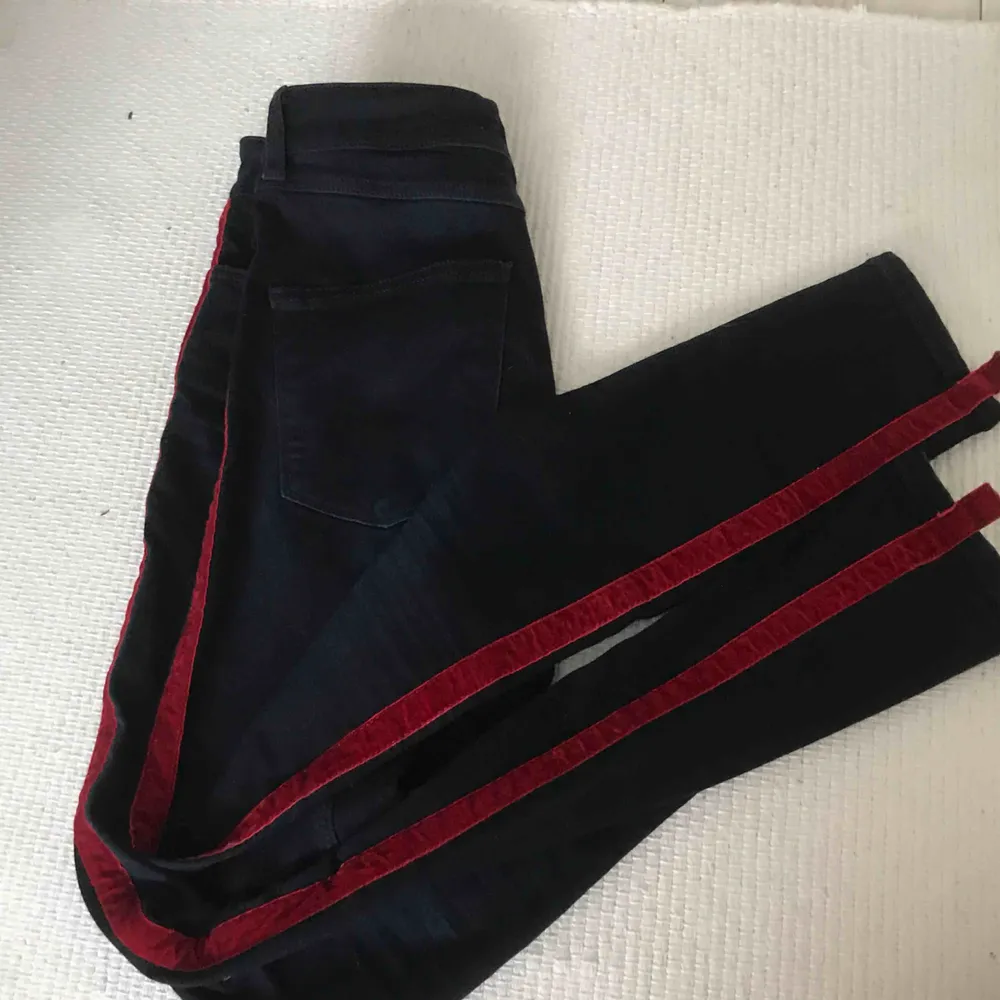 Väldigt mörkblåa (nästintill svarta) jeans ifrån Zara med sammets detaljer på benen. Frakt tillkommer!!🌹. Jeans & Byxor.