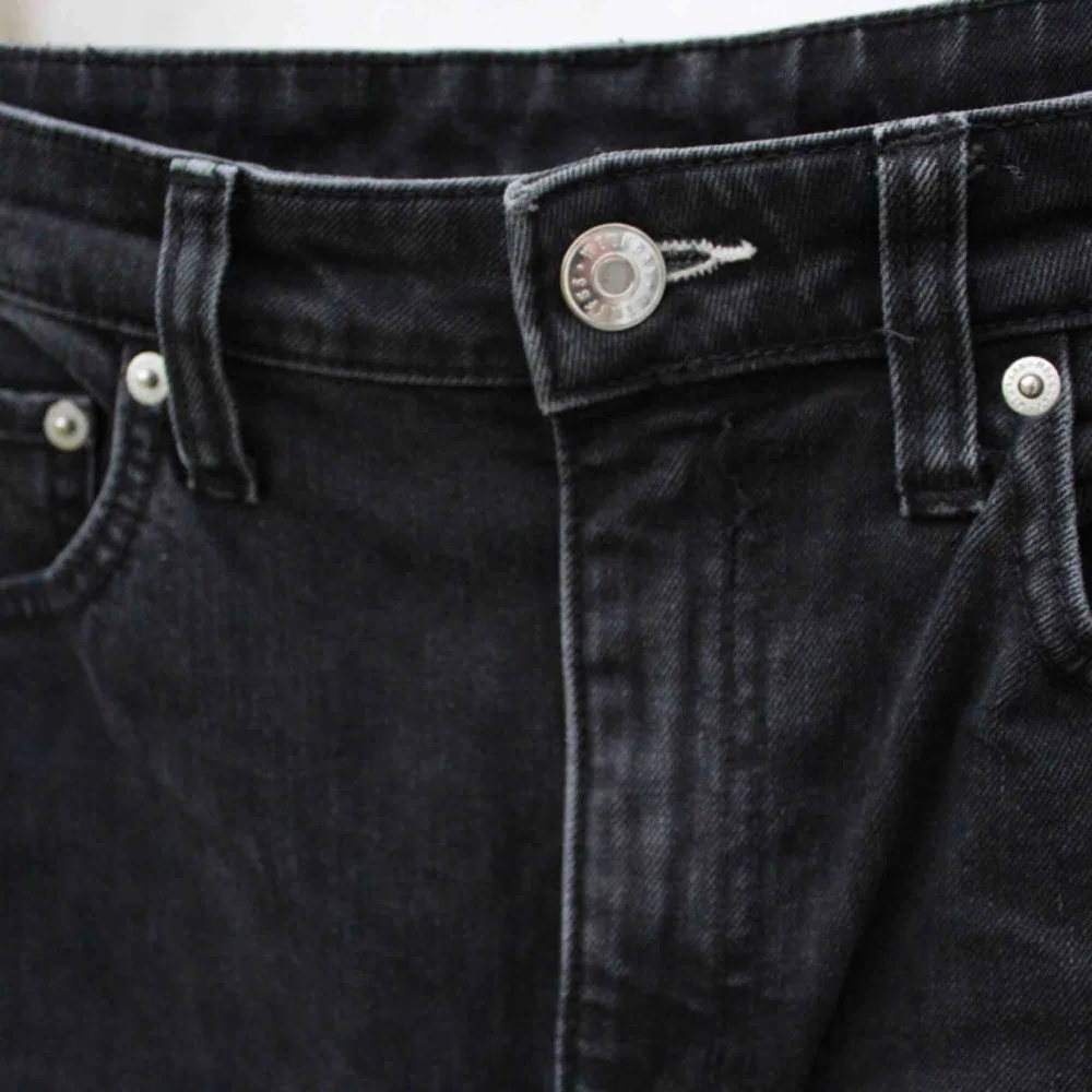 favvo jeansen från WEEKDAY som jag tyvärr växt urrrr 🖤 utsvängda och i väldigt bra skick!  . Jeans & Byxor.