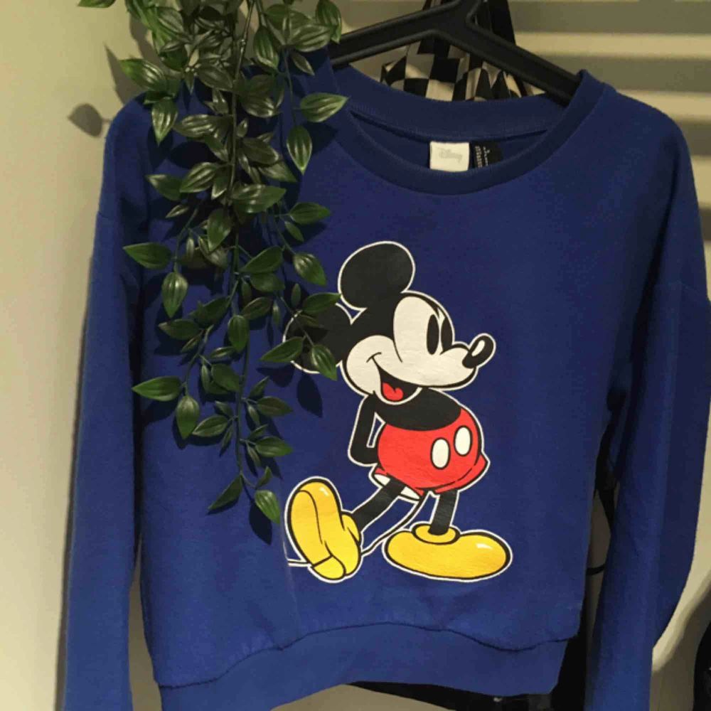 Mickey Mouse-tröja från Forever 21. Använd 1-2 gånger. Jättesöt och cropped 🌸. Tröjor & Koftor.