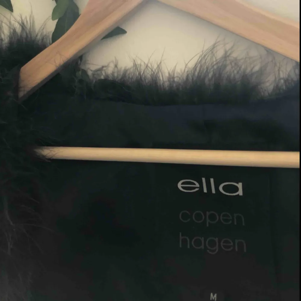 Säljer min päls från Ella Copenhagen, använd 1-2 gånger jag säljer den eftersom den inte passar! Den är inköpt för ungefär 1500! Jag möts upp i Malmö! Frakten ingår inte i priset💖 . Jackor.