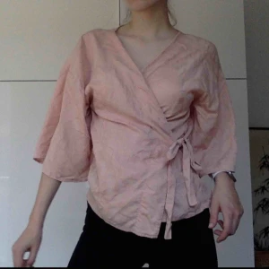  - Blekrosa omlottblus från Zara. Svagt broderad, men vida ärmar! Kn mötas, har swish!