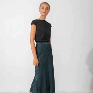  - AHLVAR GALLERY HANA CAMO SKIRT. Underbar kjol i 100% silke och superfint camo-print! Inköpt på Sthlm Boulevard hösten 2018, använd max två gånger. Nypris 1800kr. Kan mötas i centrala Stockholm.